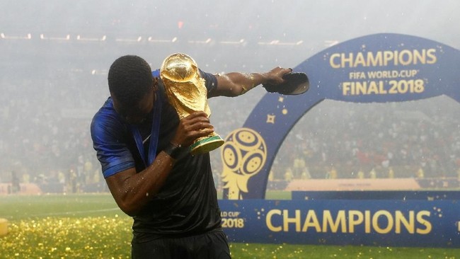 Paul Pogba tak sengaja tertangkap kamera menyanyikan lagu Football's Coming Home saat merayakan gelar juara Piala Dunia 2018.