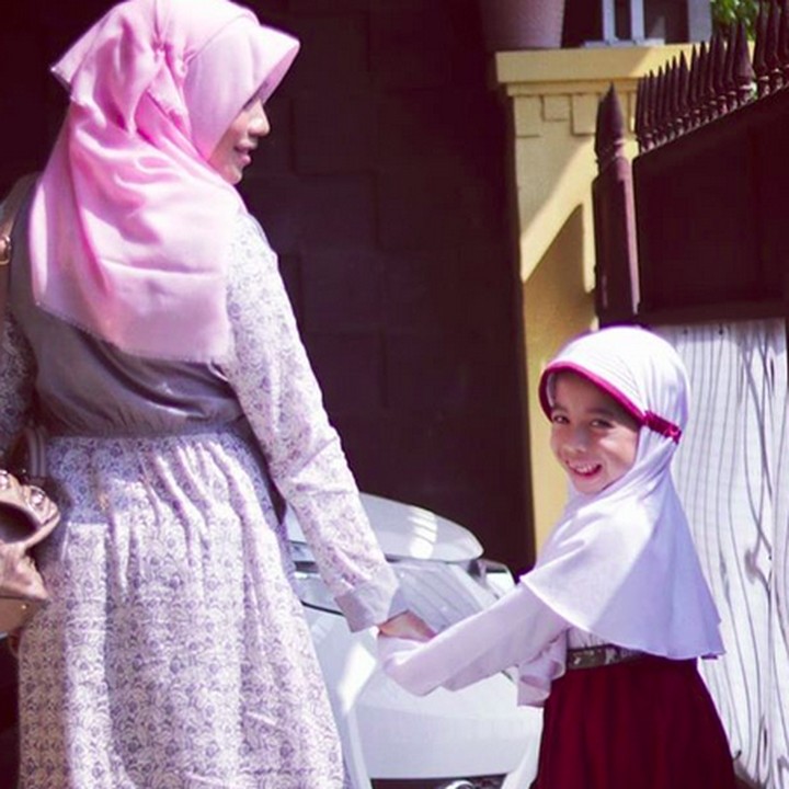 <p>Hore, di hari pertama masuk sekolah aku diantar bunda. (Foto: Instagram/@unyil_youlee)  </p>