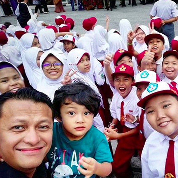 <p>Wefie nggak dilewatkan anak-anak ini supaya bisa mengenang gimana pengalaman mereka di hari pertama masuk sekolah. (Foto: Instagram/@esq.firdausdjamaris)</p>