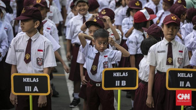 Netizen kenang kejadian-kejadian kocak saat hari pertama sekolah mereka dulu.