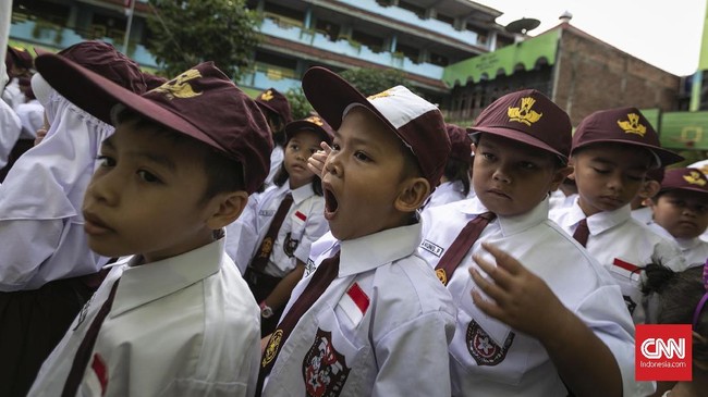 Mendikbud Nadiem Makarim diminta meliburkan sekolah guna mencegah penyebaran corona, sesuai rekomendasi Badan Kesehatan Dunia (WHO).
