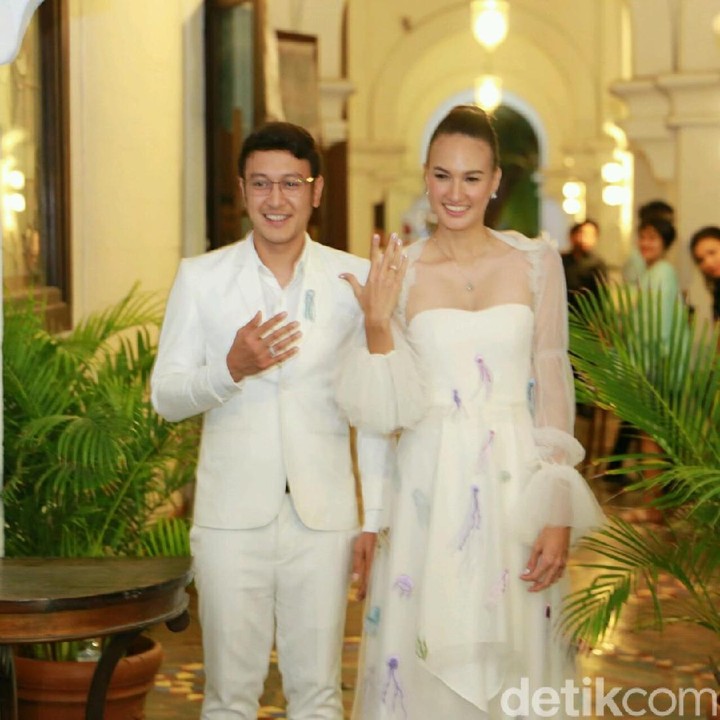 <p>Pernikahan Nadine Candrawinata dan Dimas Anggara juga sempat menimbulkan teka-teki. Keduanya melangsungkan pernikahan secara tertutup di Bhutan, pada Mei 2018. (Foto: Ismail/detikhot)</p>