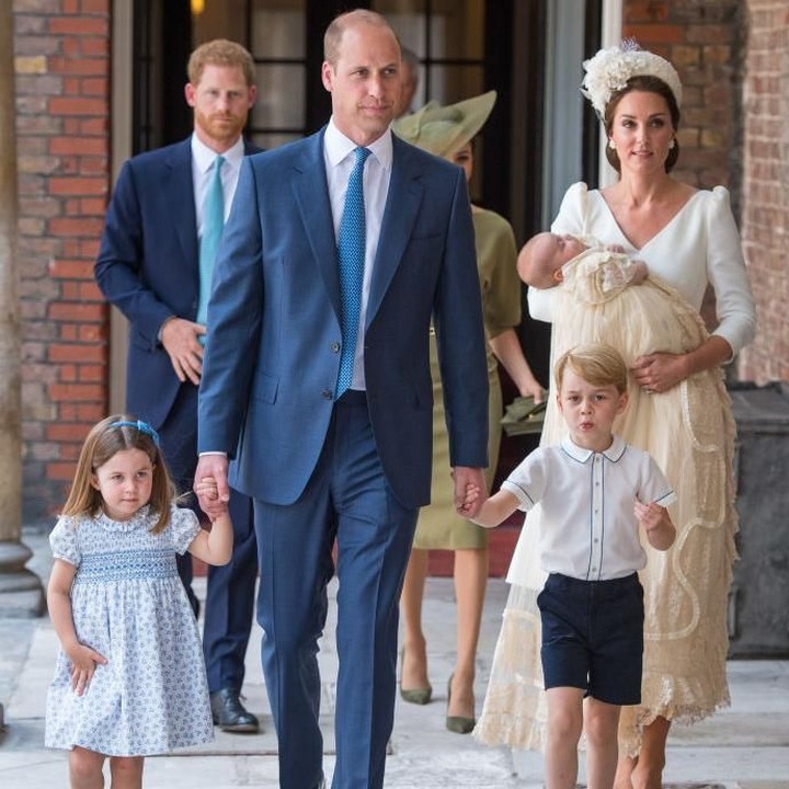 <p>Dulu satu, lalu bertambah jadi dua, dan kini 3. Inilah potret lengkap keluarga Pangeran William dan Kate Middleton. Hmm, melihat foto dari tahun ke tahun di momen yang sama mengingatkan bahwa anak-anak tumbuh begitu cepat, dan orang tua semakin tua ya, Bun. (Foto: Getty Images)</p>