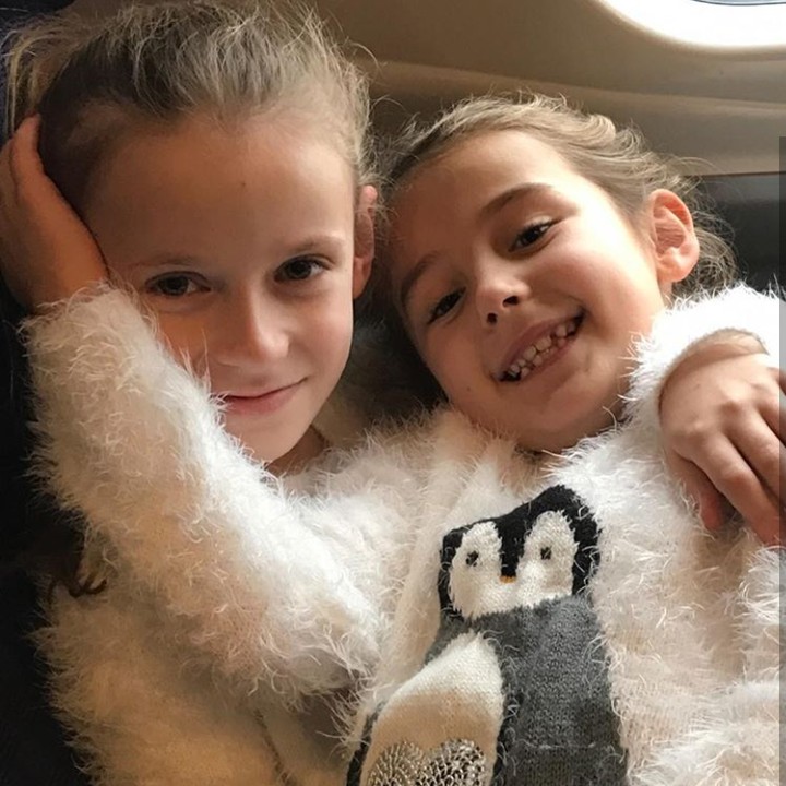 <p>Pasti Gary Neville senang melihat kedua putrinya akur seperti ini. (Foto: Instagram @gneville2)</p>