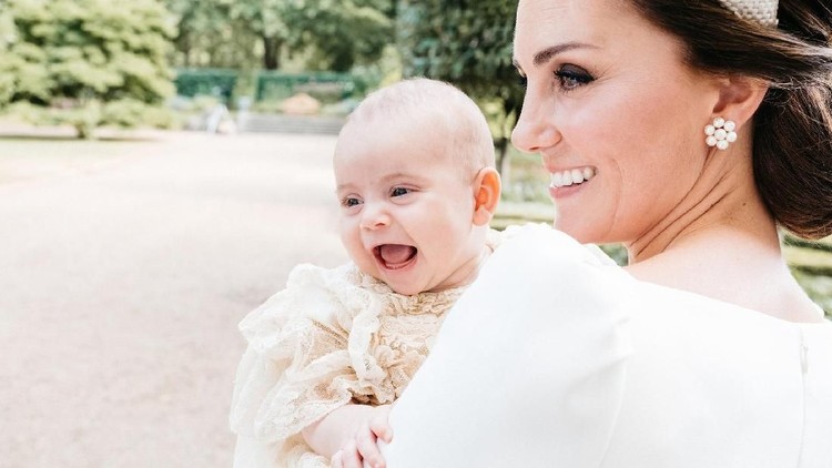 Kate Middleton kewalahan nih mengejar Pangeran Louis saat pakai baby walker. Wah, si pangeran kecil sudah siap jalan nih.