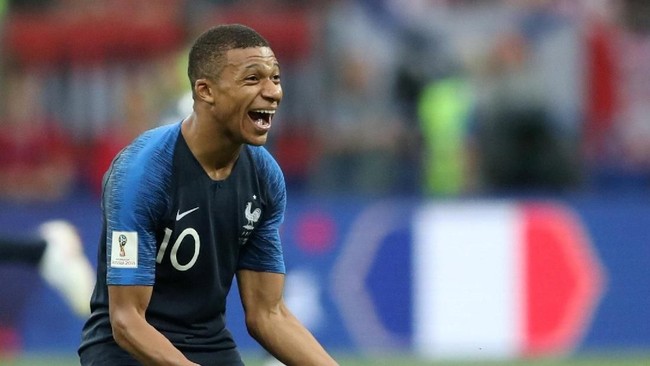 Kylian Mbappe menegaskan fokusnya saat ini adalah tetap melanjutkan karier bersama Paris Saint-Germain di Ligue 1.
