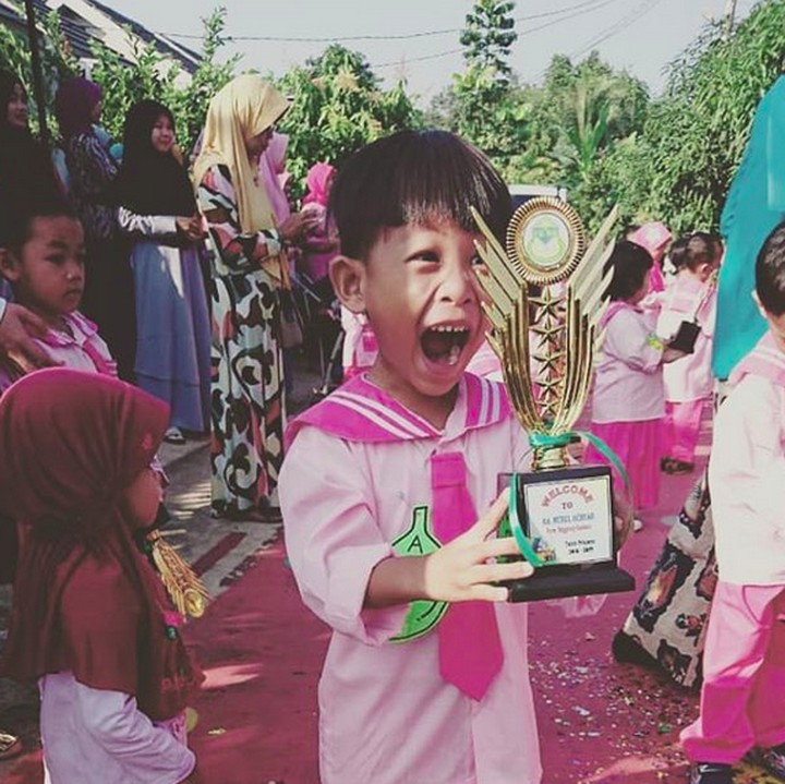 <p>Ada juga yang happy karena di hari pertama masuk sekolah murid-murid mendapat piala selamat datang. (Foto: Instagram/@agussalimali)  </p>