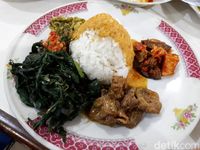 Mekar Jaya: Lamak Bana! Nasi Disuap dengan Cincang Kambing di Rumah Makan 24 Jam!