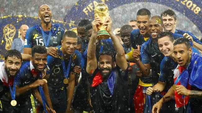 Skuat timnas Prancis nyaris keracunan di hotel tim usai laga Argentina di babak 16 besar Piala Dunia 2018 karena ulah bek Adil Rami.