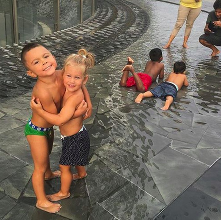 <p>Happy banget nih yang lagi main air. Hati-hati kedinginan ya, Nak. (Foto: Instagram/ @joop8)  </p>