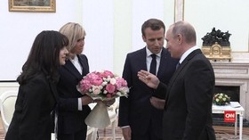 VIDEO: Kelakar Macron Saat Bertemu Putin Seusai Piala Dunia