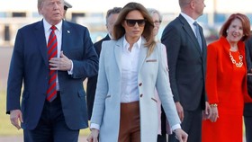 Momen Langka Gaya Melania Trump Pakai Sepatu 'Teplek'