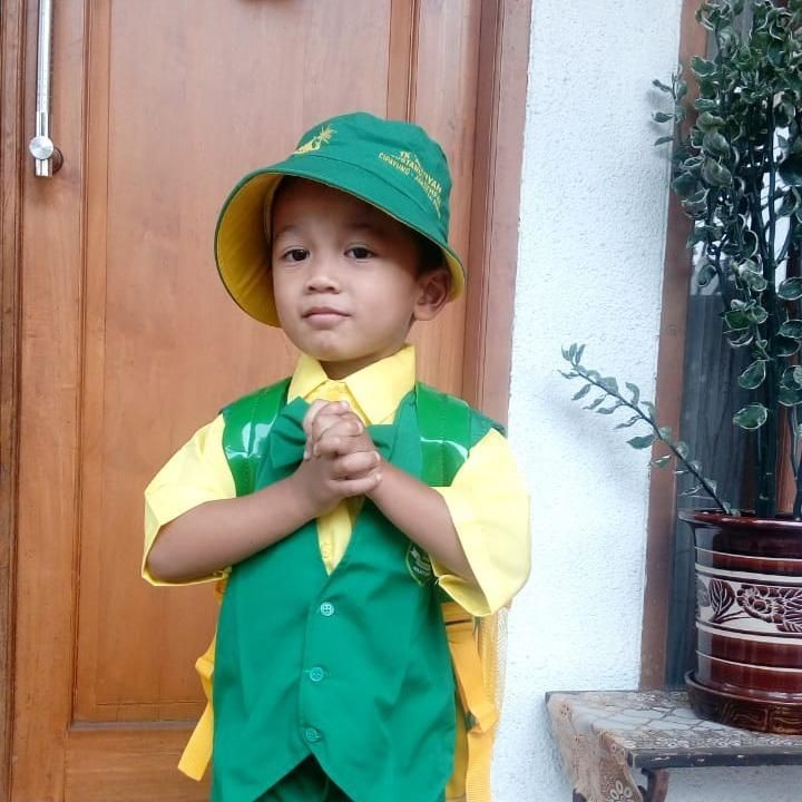 <p>Walaupun masih play group, aku semangat lho, Bun, ke sekolah. Hi-hi-hi. (Foto: Instagram/@yeni.mustofa)  </p>