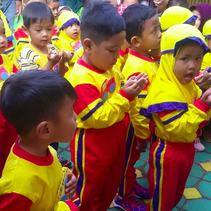 <p>Berdoa dulu ya sebelum masuk kelas. (Foto: Instagram/@eri_poenya)  </p>