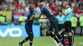 Kante Sangat Pemalu untuk Foto Bersama Trofi Piala Dunia