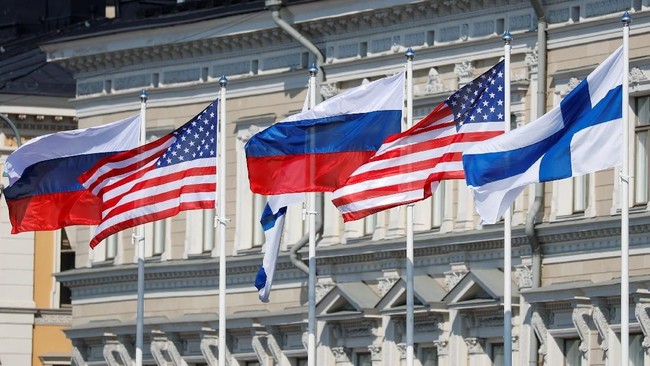 Selain karena letak geografisnya, ada sejumlah alasan lain Helsinki dipilih menjadi tuan rumah pertemuan Donald Trump dan Vladimir Putin, salah satunya sejarah.