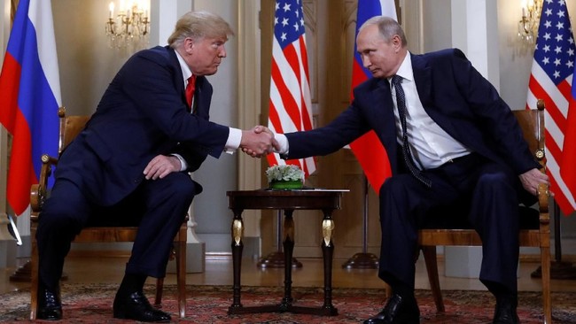 Media Amerika mengeluarkan rasa solidaritas tinggi terhadap wartawan CNN yang dilarang meliput acara Donald Trump karena pertanyaannya dianggap tidak sesuai.