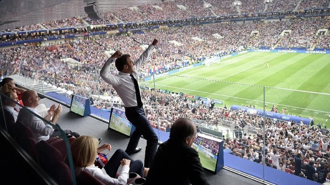 Presiden Prancis Emmanuel Macron merayakan kemenangan Prancis di final Piala Dunia 2018 dengan tampil gaya dengan berpose 'dab' dan meluapkan emosi di tiap gol.