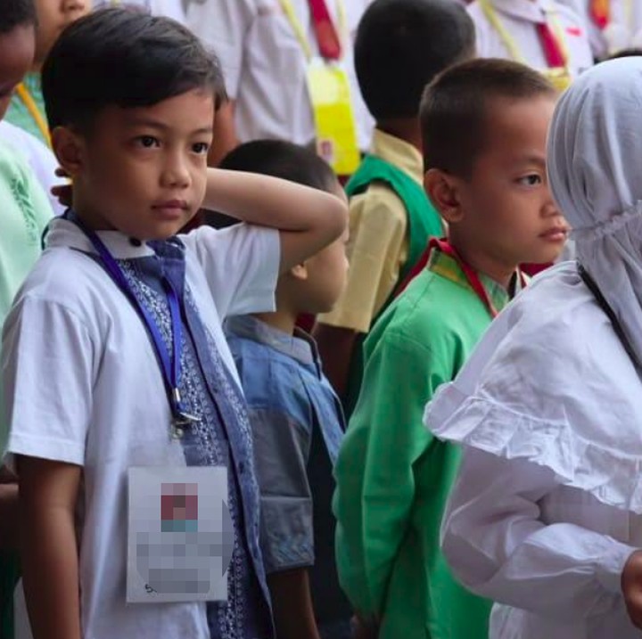 <p>Biasanya name tag jadi salah satu barang yang wajib dibawa nih di hari pertama masuk sekolah sebagai tanda pengenal. (Foto: Instagram/@ardhi_ash)</p>