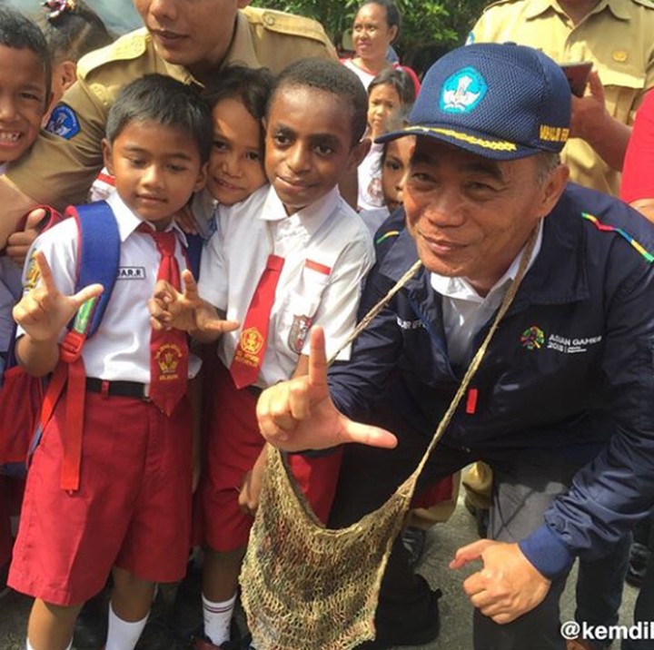 <p>Wah, Mendikbud Muhadjir Effendy ikut menyemangati anak-anak di hari pertama masuk sekolah nih. (Foto: Instagram/@kemdikbud.ri)</p>