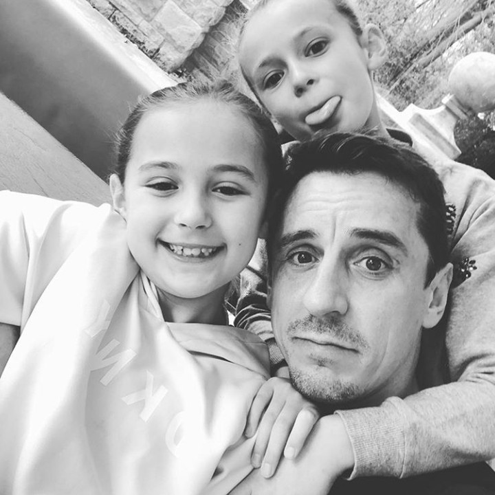 <p>Di antara gadis-gadis kecil yang cantik bikin Ayah Gary jadi yang paling ganteng. (Foto: Instagram @gneville2)</p>