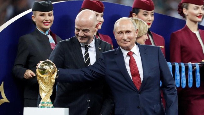 Presiden Vladimir Putin menyatakan kebanggaannya terhadap Rusia karena berhasil menggelar ajang sepak bola internasional Piala Dunia yang rampung Minggu (15/7).
