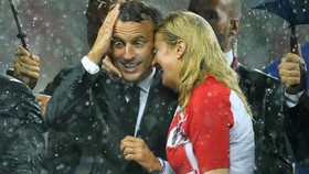 'Kemesraan' Macron dan Presiden Kroasia di Piala Dunia 2018