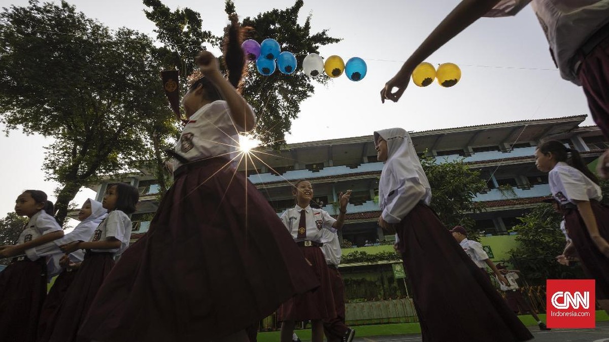 FOTO: Ekspresi Para Bocah di Hari Pertama Sekolah