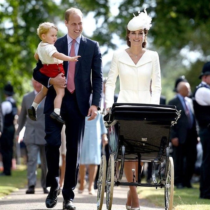 <p>Pangeran George kecil digendong sang ayah, Pangeran William, saat pembaptisan Putri Charlotte kecil. (Foto: Getty Images)</p>
