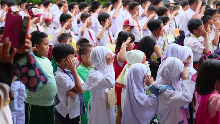 Peran Orang Tua dan Guru Sama-sama Penting dalam Pendidikan Anak Prestasi yang diraih anak nggak lepas dari peran penting orang tua juga gurunya.