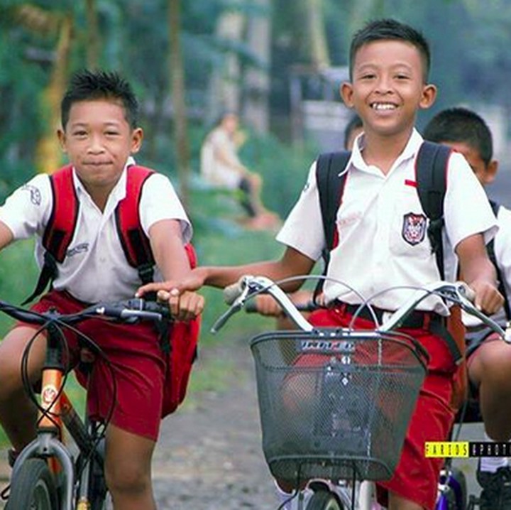 <p>Bersepeda bareng teman saat berangkat ke sekolah di hari pertama bisa jadi kenangan manis yang tak terlupakan. (Foto: Instagram/@official_remaja_b.urip_kupang)  </p>