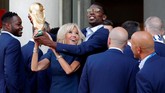 FOTO: Timnas Prancis Berpesta di Paris Usai Piala Dunia 2018 Timnas Prancis berpesta bersama lebih dari 300 ribu suporter di Paris usai merebut gelar Piala Dunia 2018.