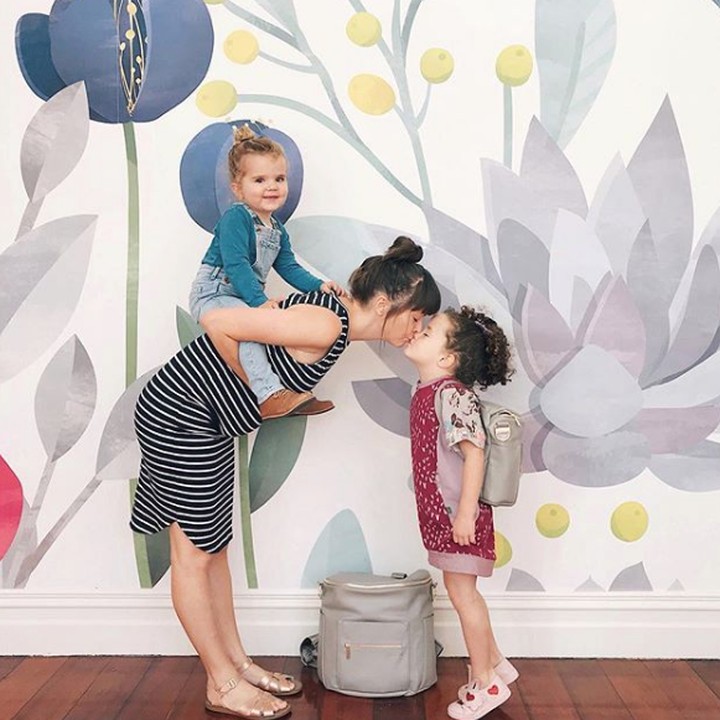 <p>Kalau dinding di rumah dilukis seperti itu atau menggunakan wallpaper tertentu, bisa jadi backdrop foto, Bun. (Foto: Instagram @fivelittlebirds)</p>