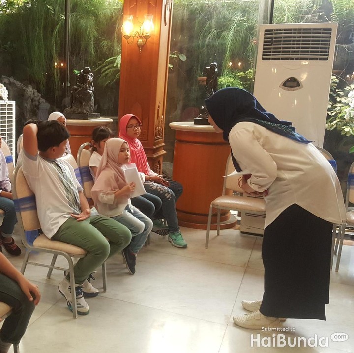 <p>Serius banget sih, Nak, lagi bahas masalah apa sih? He-he-he.</p>