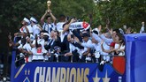 FOTO: Timnas Prancis Berpesta di Paris Usai Piala Dunia 2018 Timnas Prancis berpesta bersama lebih dari 300 ribu suporter di Paris usai merebut gelar Piala Dunia 2018.