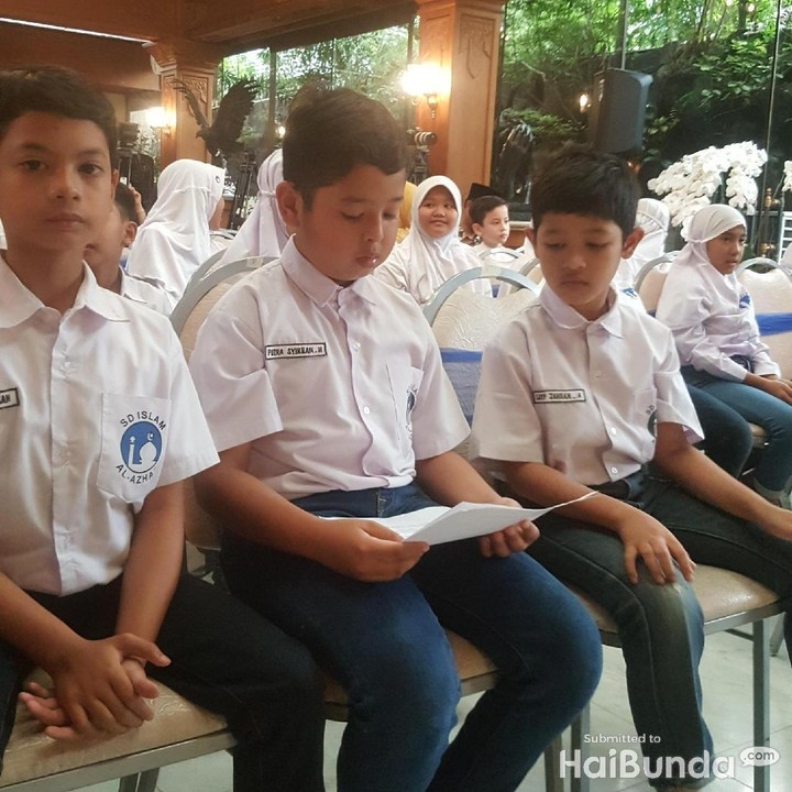<p>Anak yang satu ini lagi serius baca apa ya, Bun?  </p>