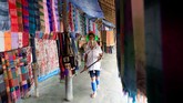 FOTO: Para Gadis Berleher Panjang dari Kayan Suku Kayan di Thailand masih mempertahankan budaya mereka mengenakan cincin perunggu di leher agar jenjang, karena itu simbol kecantikan.