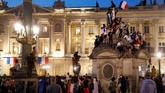 FOTO: Timnas Prancis Berpesta di Paris Usai Piala Dunia 2018 Timnas Prancis berpesta bersama lebih dari 300 ribu suporter di Paris usai merebut gelar Piala Dunia 2018.