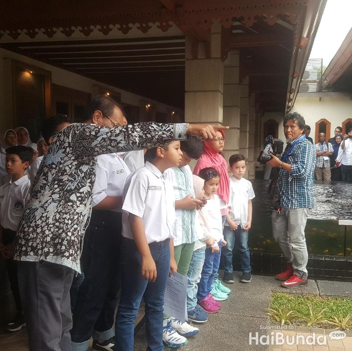 <p>Rubianto selaku asisten pribadi BJ Habibie menjelaskan ke anak-anak ada apa saja sih di perpustakaan itu.</p>
