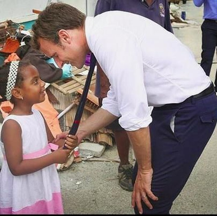 <p>Emmanuel Macron menemui seorang anak perempuan di Saint Martin, Kepulauan Karibia. (Foto: Instagram @emmanuelmacron).<br /><br /></p>