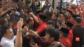 VIDEO: Massa PDIP Rusuh di Kantor KPU Pusat