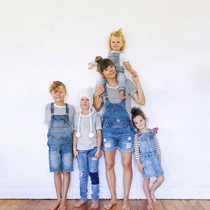 <p>Foto kehamilan bunda juga bisa makin keren dengan memakai baju yang seragam bareng anak-anak. (Foto: Instagram @fivelittlebirds)</p>