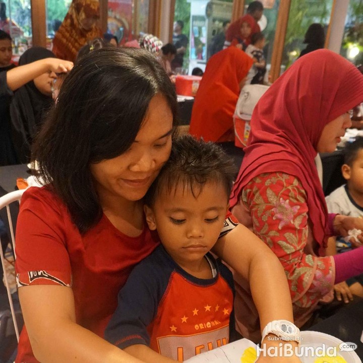 <p>Setelah itu buat cap daun kering yang sudah ditempelkan ke cat ke pohon buatan sang bunda.  </p>