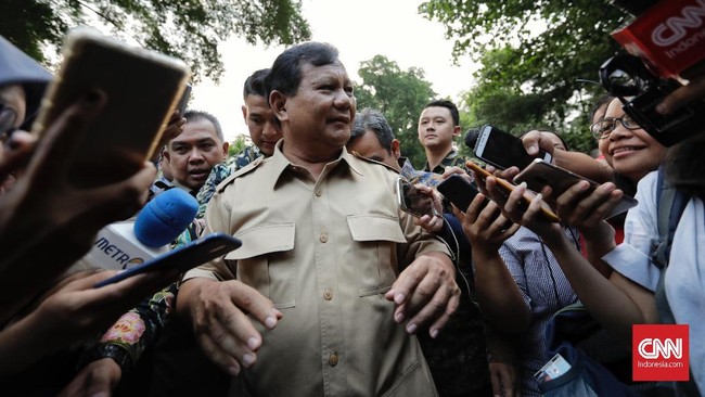 Di hadapan wartawan usai membesuk SBY, Prabowo mengatakan potongan dirinya dari segi kegantengan sudah sama dengan AHY.