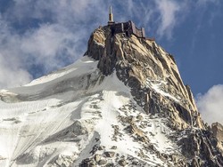 Viral Momen Pendaki China Tewas Terjatuh Usai Lepas Tali Pengaman