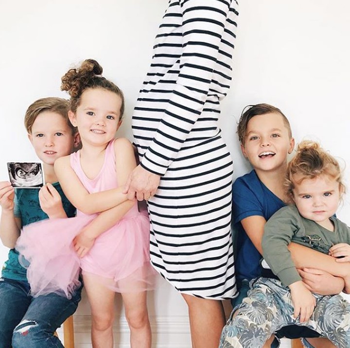 <p>Memang sih, wajah bunda nggak terlihat. Tapi dengan anak-anak dan perut bunda yang jadi model utama, foto kehamilannya jadi unik. (Foto: Instagram @fivelittlebirds)</p>