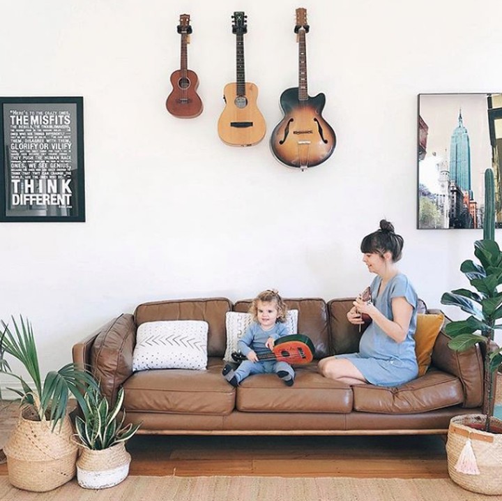 <p>Pakai ruang tamu atau keluarga jadi background foto juga oke lho. (Foto: Instagram @fivelittlebirds)</p>