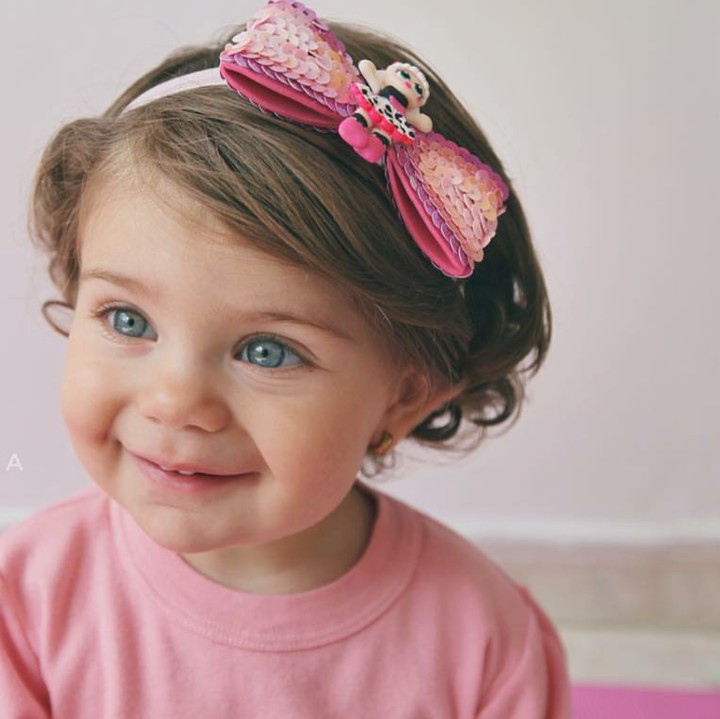 <p>Punya mata biru dan pipi yang gembil, Sofia makin mirip boneka deh. Setuju, Bun? (Foto: Instagram/soylarasofia)</p>