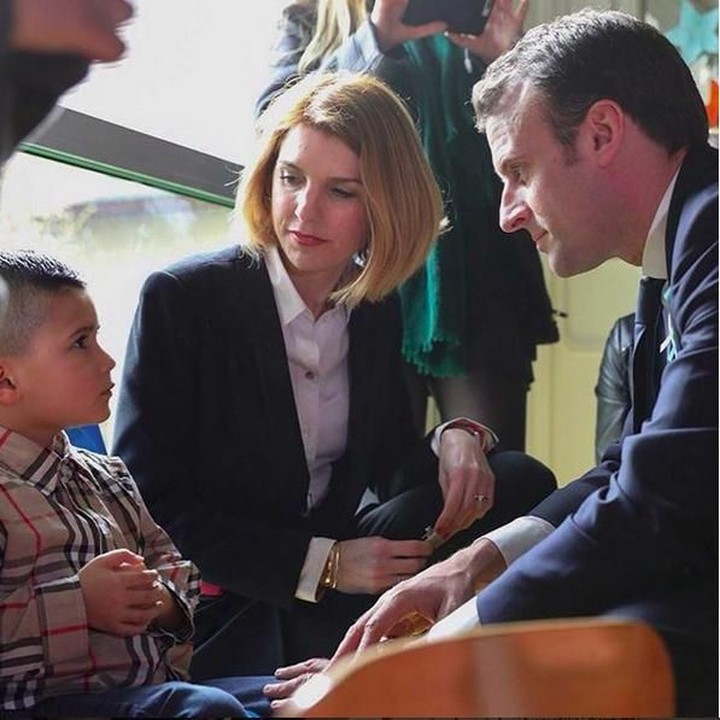 <p>Emmanuel Macron bersama anak autisme di Rumah Sakit Rouen. (Foto: Instagram @emmanuelmacron).<br /><br /></p>