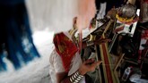 FOTO: Para Gadis Berleher Panjang dari Kayan Suku Kayan di Thailand masih mempertahankan budaya mereka mengenakan cincin perunggu di leher agar jenjang, karena itu simbol kecantikan.